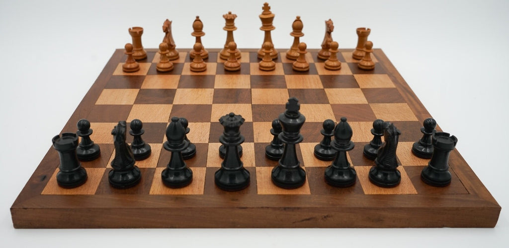 ANTIQUE ENGLISH QUALITY STAUNTON WEIGHTED CHESS SET WITH BOX AND BOARD