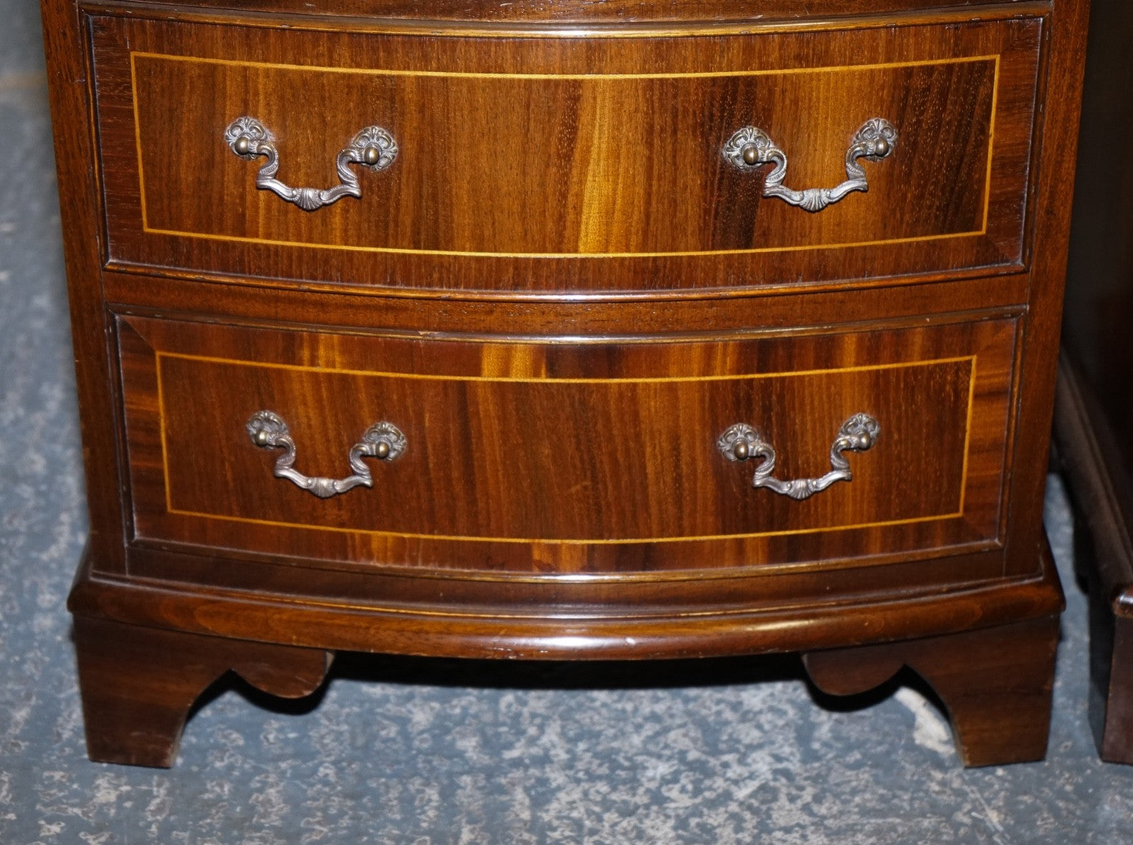 RESTORED VINTAGE ENGLISH PAIR OF BEDSIDE TABLES NIGHTSTAND WITH ORIGINAL HANDLES