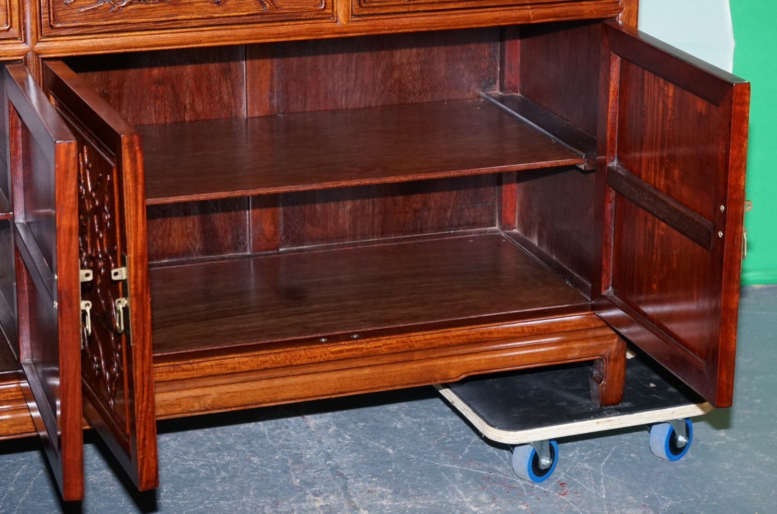 LARGE VINTAGE ORIENTAL CHINESE CARVED SOLID BOOKCASE DISPLAY CABINET WITH LIGHTS