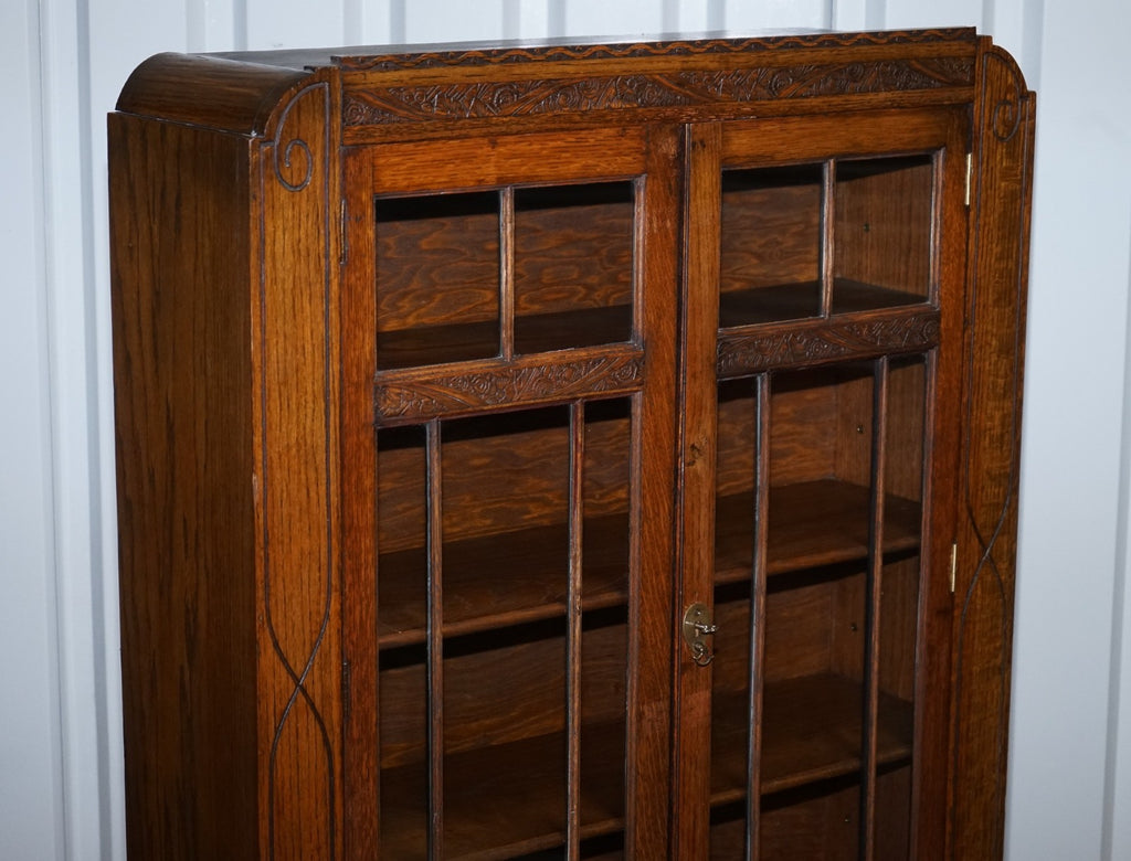 ANTIQUE CIRCA 1920'S ENGLISH OAK ART DECO CARVED BOOKCASE CABINET
