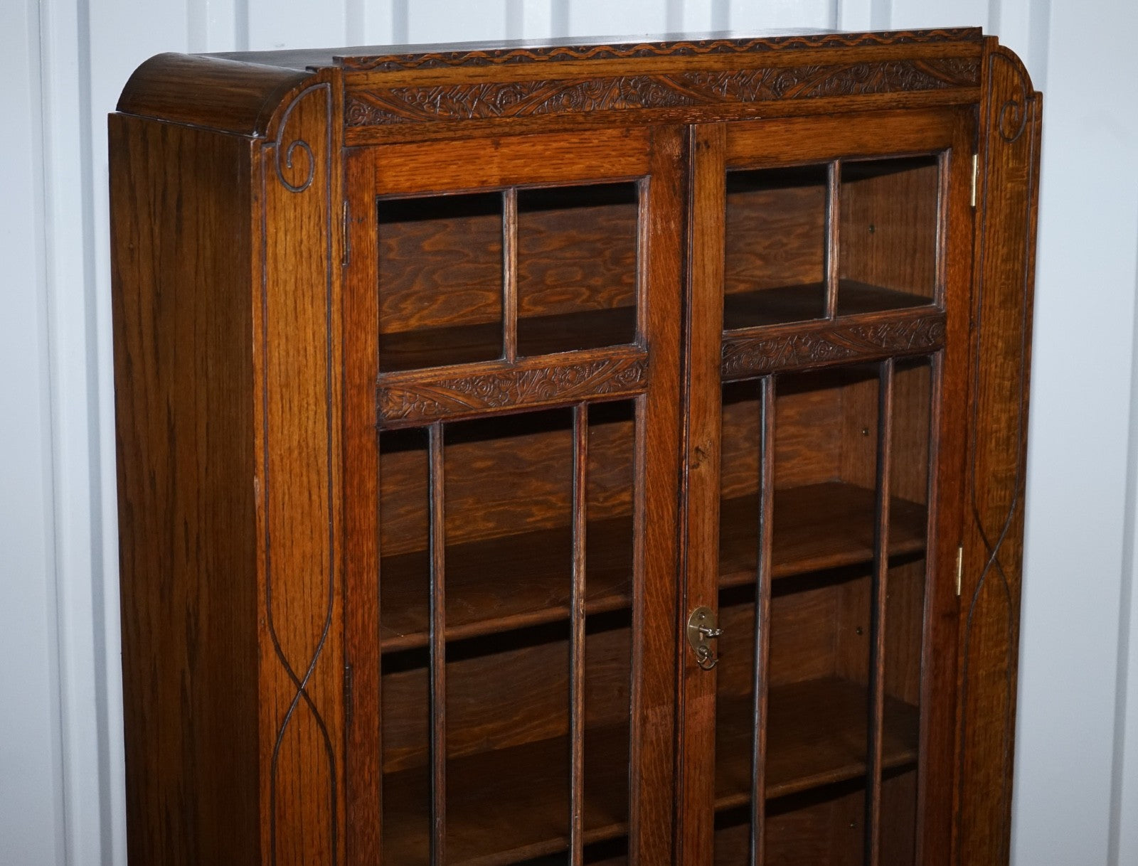 ANTIQUE CIRCA 1920'S ENGLISH OAK ART DECO CARVED BOOKCASE CABINET