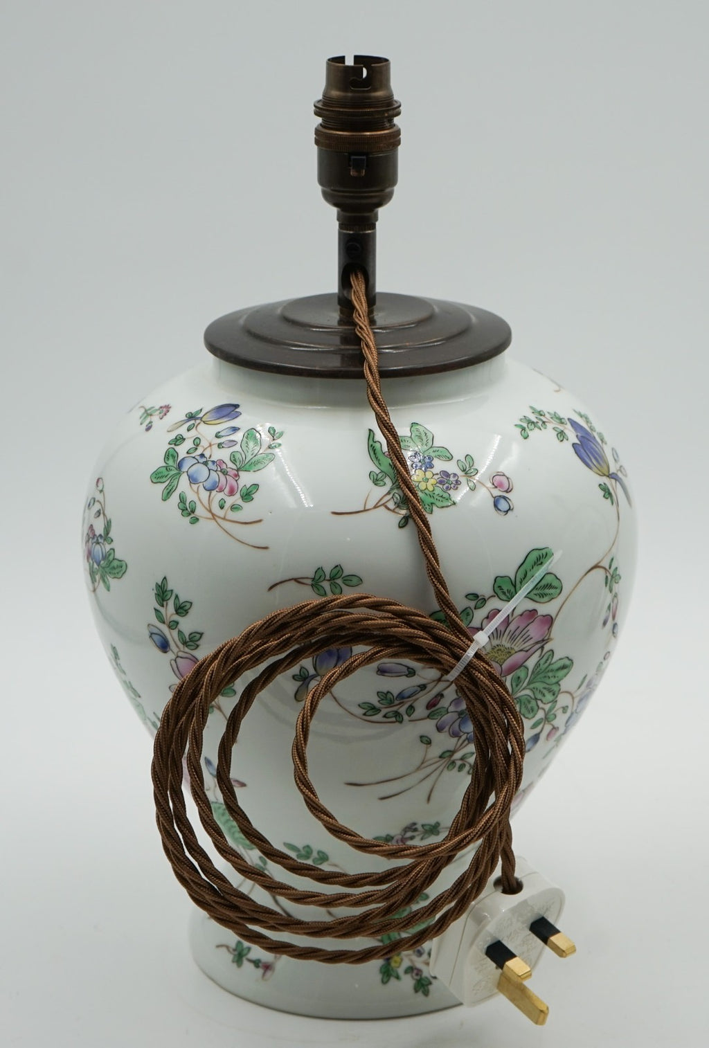 PAIR OF 1960'S CHINESE QIANLONG NIAN ZHI PORCELAIN VASES CONVERTED TABLE LAMPS