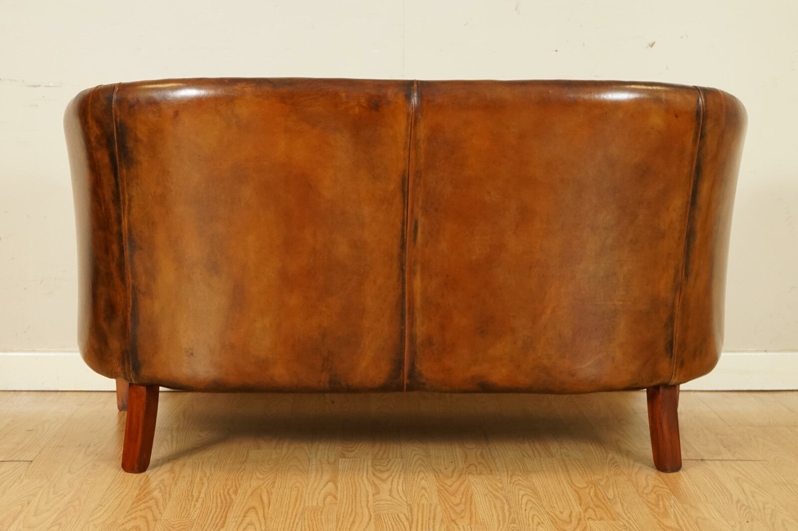 STUNNING FULLY RESTORED HAND DYED WHISKEY BROWN LEATHER TWO SEATER SOFA (2/2)