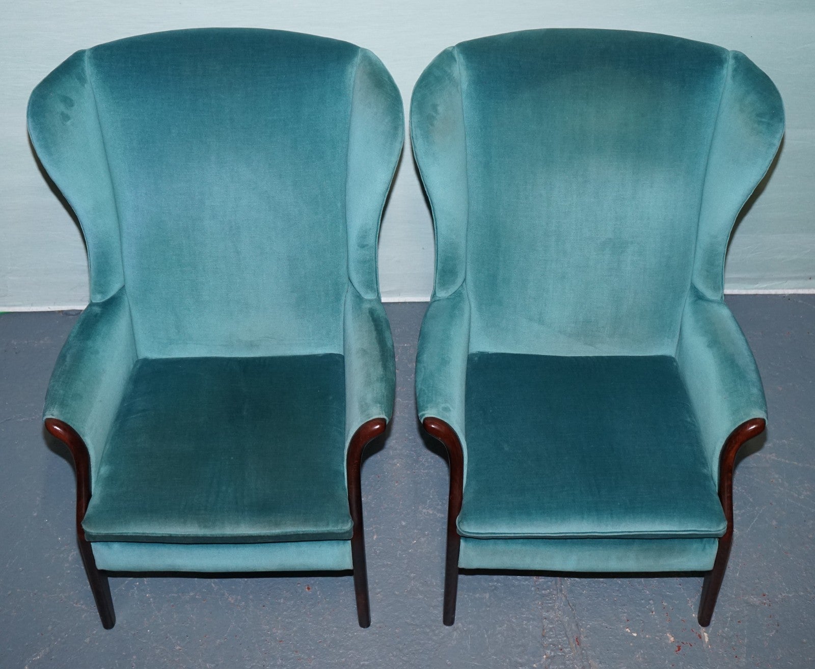 MID CENTURY VINTAGE PAIR OF PARER KNOLL FROXFIELD BLUE FABRIC WINGBACK ARMCHAIRS
