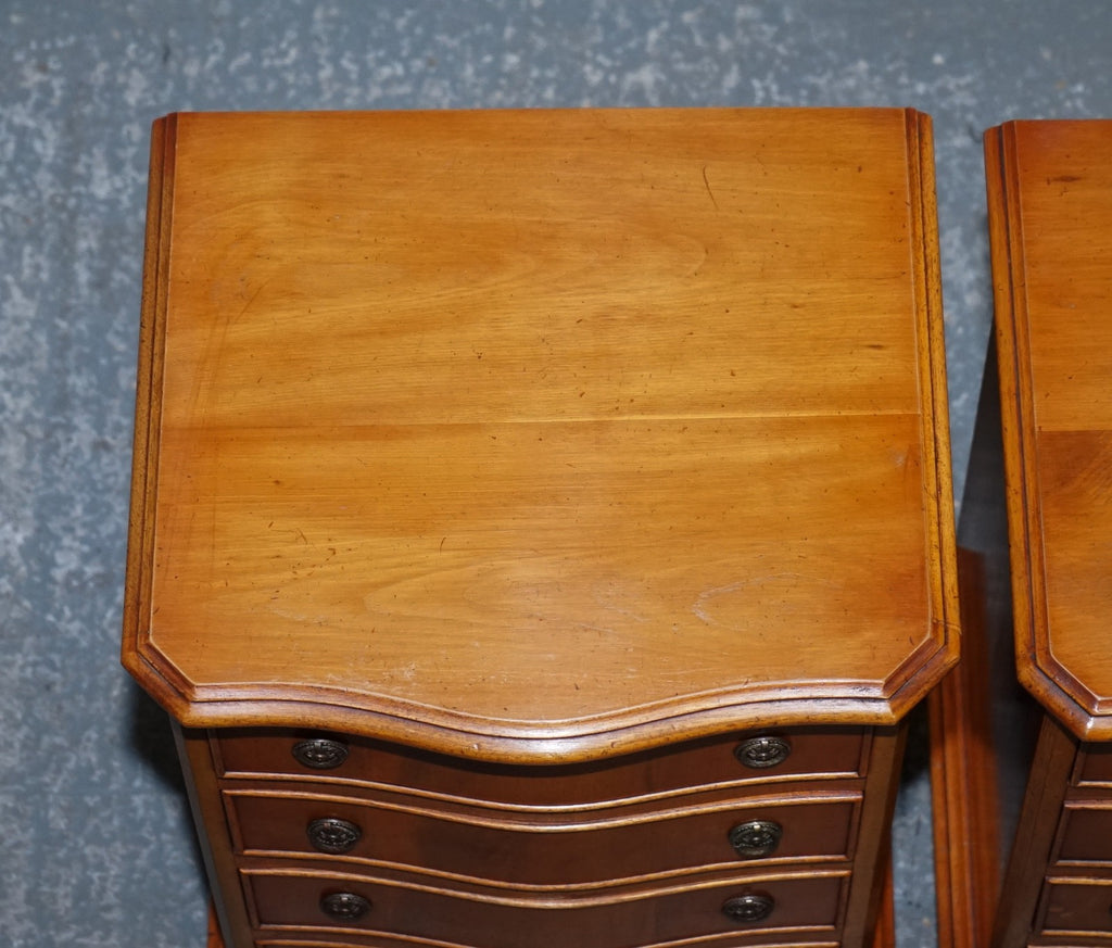 COMPACT SERPENTINE FRONT PAIR OF GEORGIAN STYLE YEW WOOD BEDSIDE NiGHTSTANDS