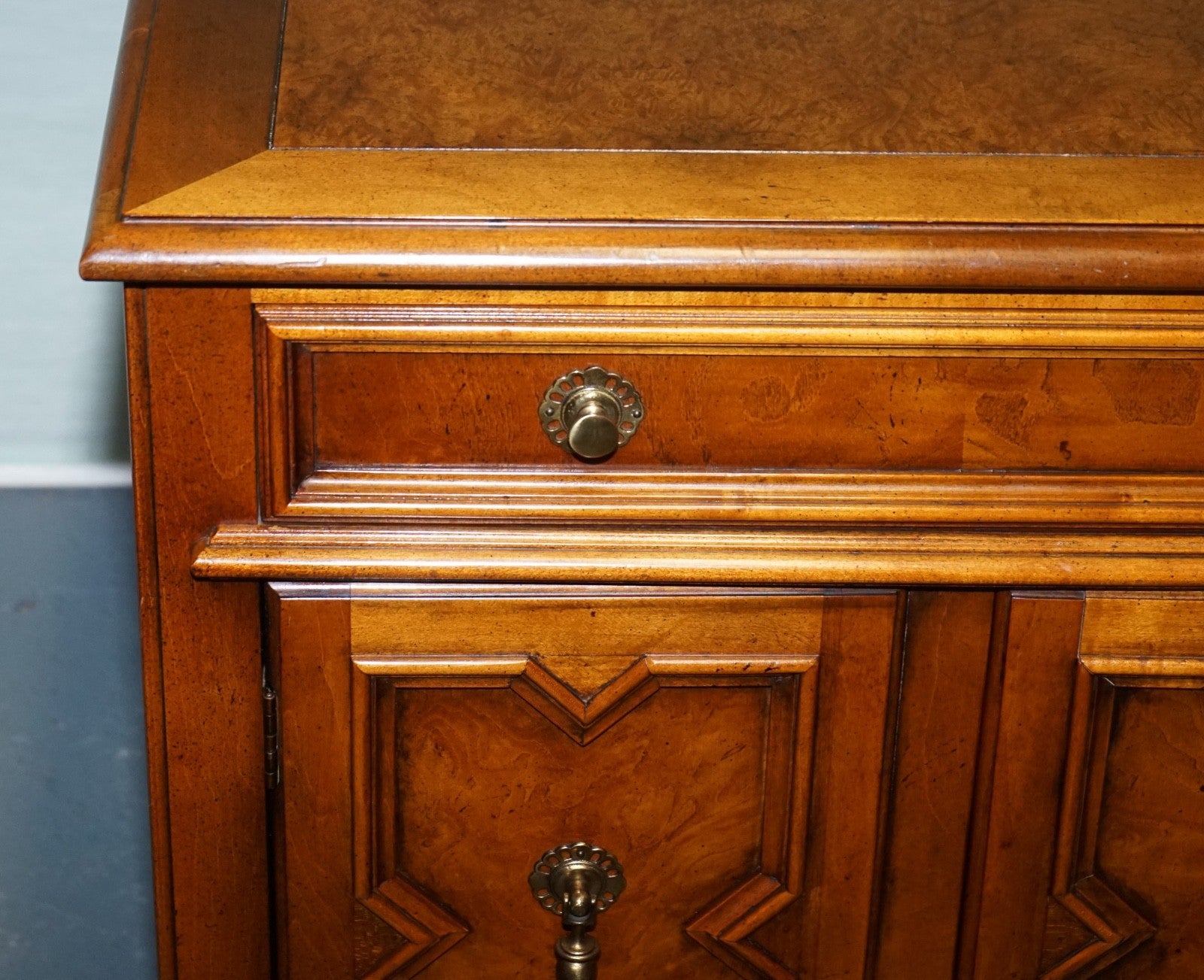 BAKER FURNITURE BURR WALNUT BEDSIDE CABINET WITH DRAWER AND CARVED DOORS