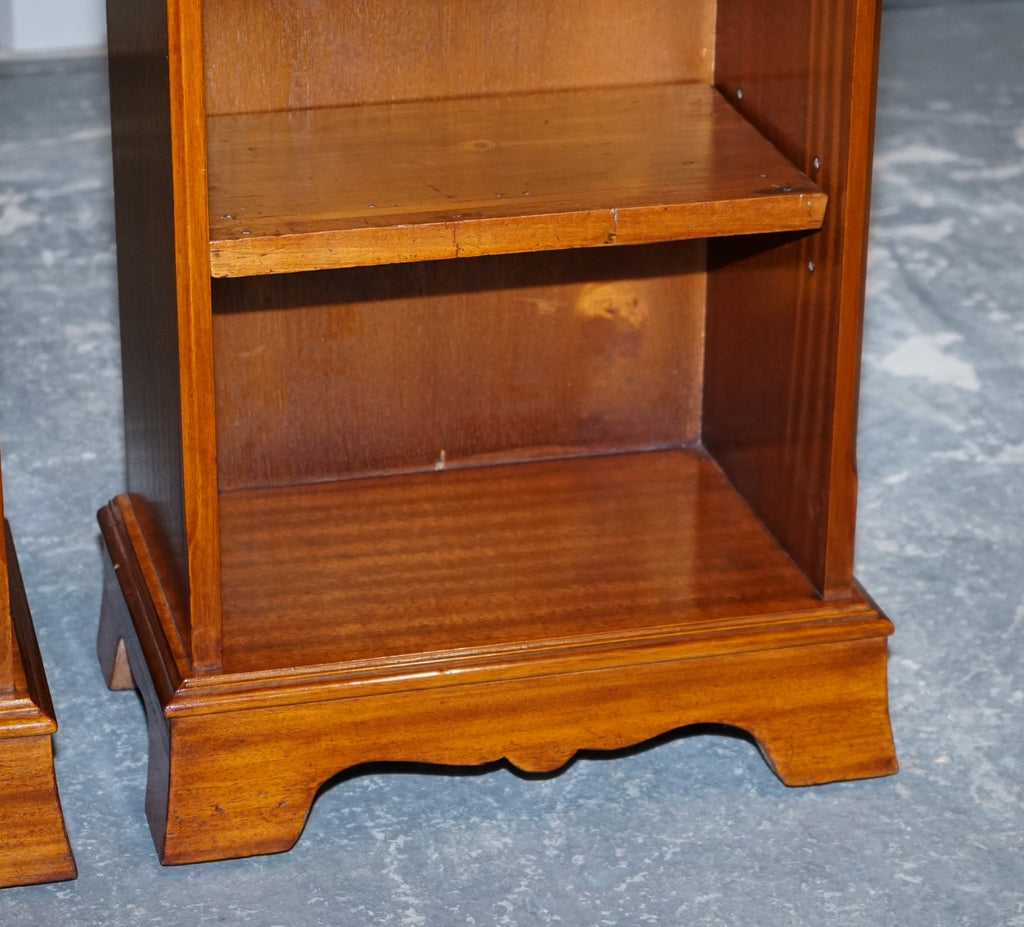 VINTAGE PAIR OF GEORGIAN STYLE WALNUT BEDSIDES NIGHTSTANDS SIDE TABLES