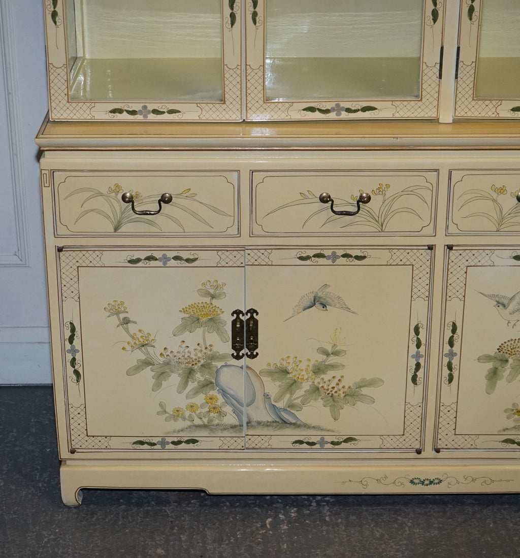VINTAGE ORIENTAL ASIAN CHINOISERIE CREAM LACQUER HAND PAINTED DISPLAY CABINET