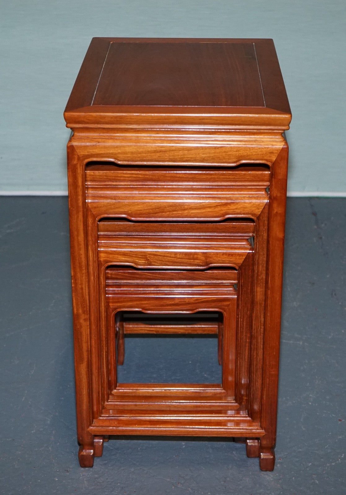 VINTAGE ORIENTAL CHINESE TEAK NESTING TABLES MINIMALIST DESiGN