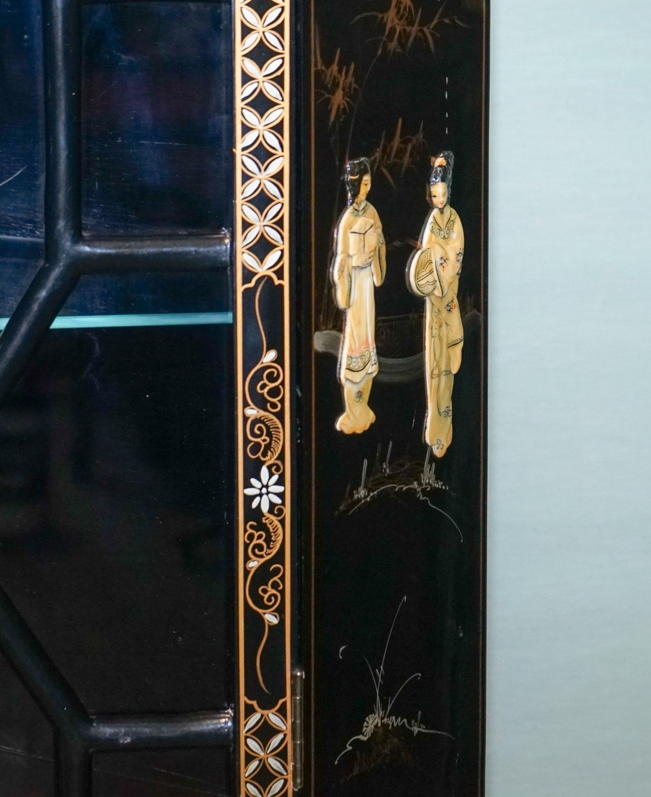 ELEGANT VINTAGE BLACK LACQUERED CORNER CABINET MOTHER PEARL & GILT INLAY
