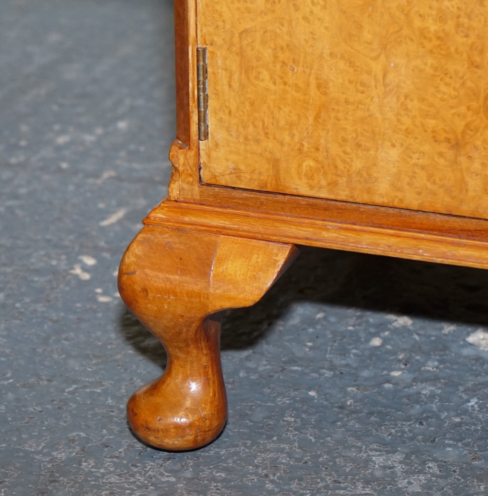 ANTIQUE PAIR OF ART DECO 1920'S LIGHT WALNUT  NIGHTSTANDS BEDSIDE TABLES