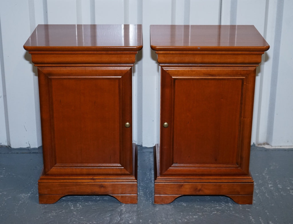 VINTAGE PAIR OF CHERRY WOOD FRENCH STYLE NIGHTSTANDS BEDSIDE TABLES
