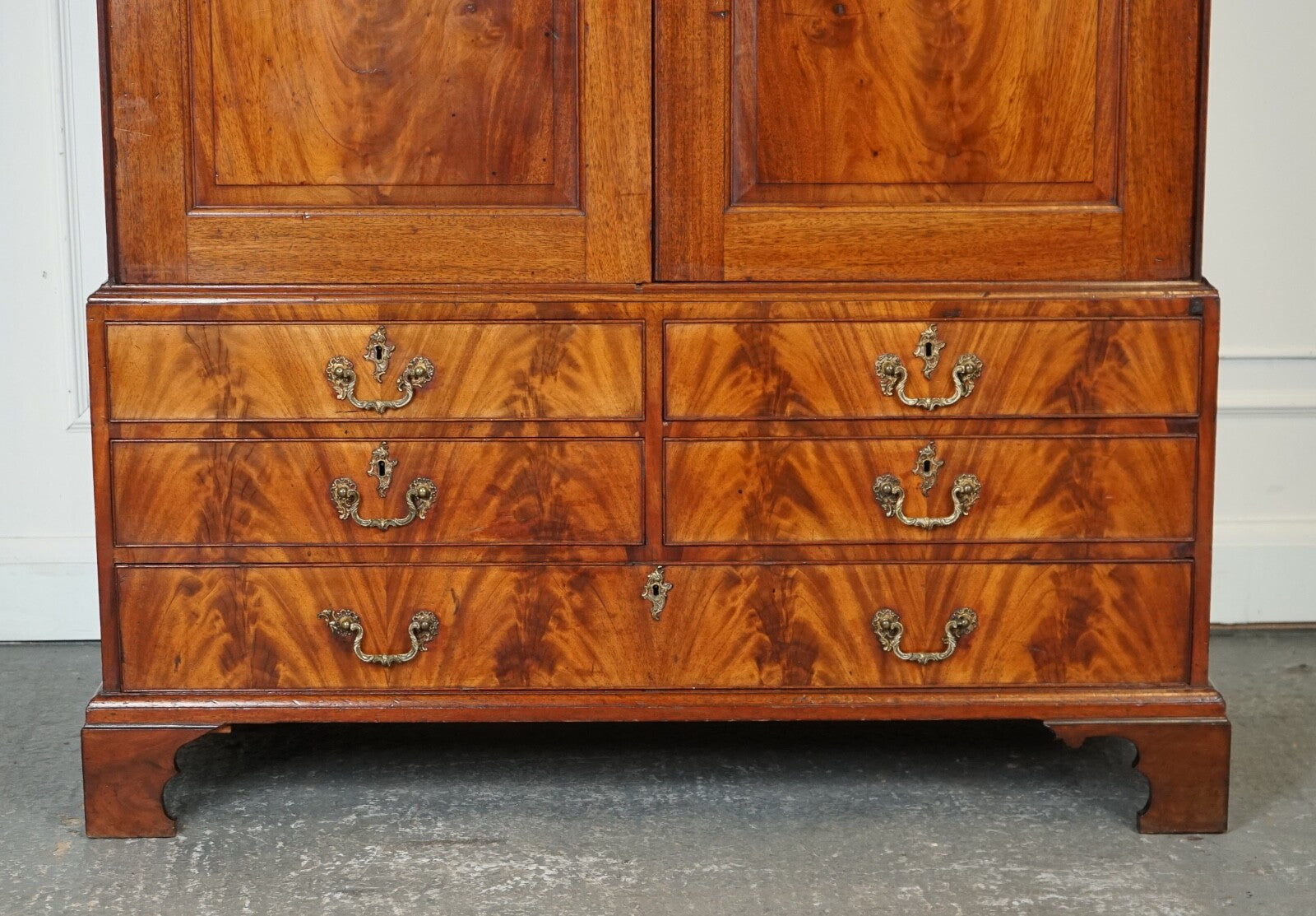 1800 ANTIQUE ENGLISH GEORGIAN FLAMED HARDWOOD LINEN PRESS WARDROBE ARMOIRE J1