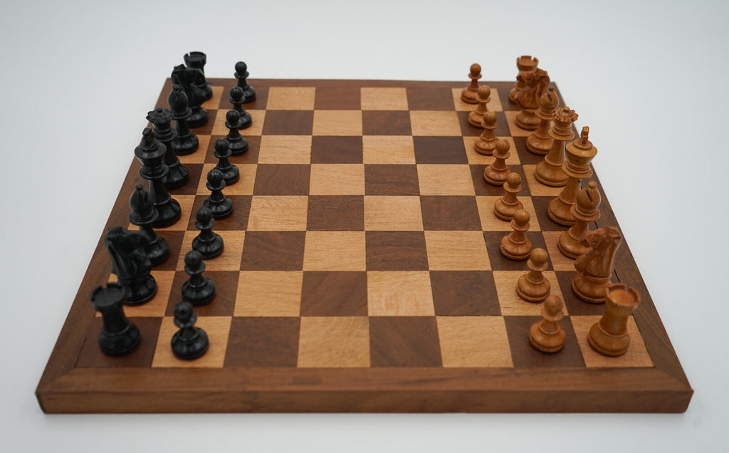 ANTIQUE ENGLISH QUALITY STAUNTON WEIGHTED CHESS SET WITH BOX AND BOARD