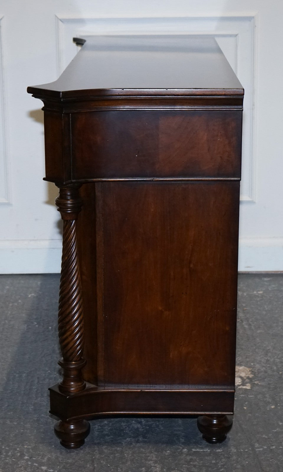 LARGE AMERICAN THOMASVILLE TRINIDAD BREAKFRONT SOLID DRESSER SIDEBOARD