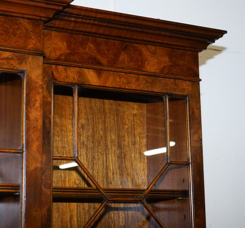 STUNNING LARGE GEORGIAN STYLE BURR WALNUT BREAKFRONT DISPLAY CABINET BOOKCASE