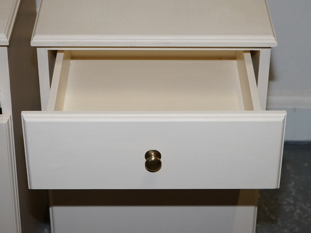 MINIMALIST PAIR OF PAINTED WHITE BEDSIDE CABINETS WITH BRASS KNOBS NIGHTSTANDS
