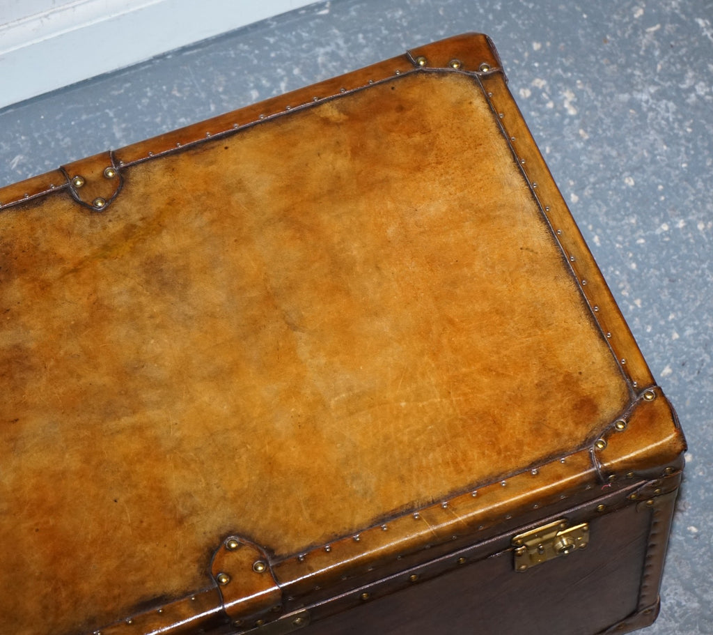 VINTAGE HAND DYED BROWN LEATHER LOCKABLE STORAGE STEAMER TRUNK COFFEE SIDE TABLE