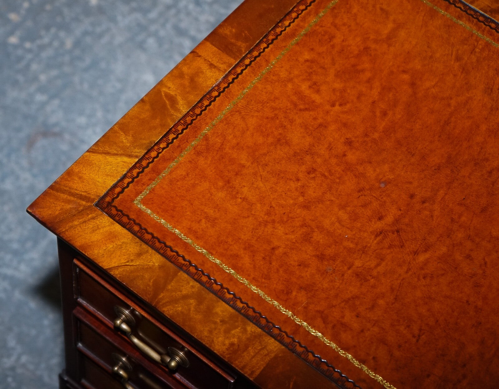 STUNNING REVIVAL INLAID REVOLVING BOOKCASE END TABLE WITH BROWN AGED LEATHER TOP