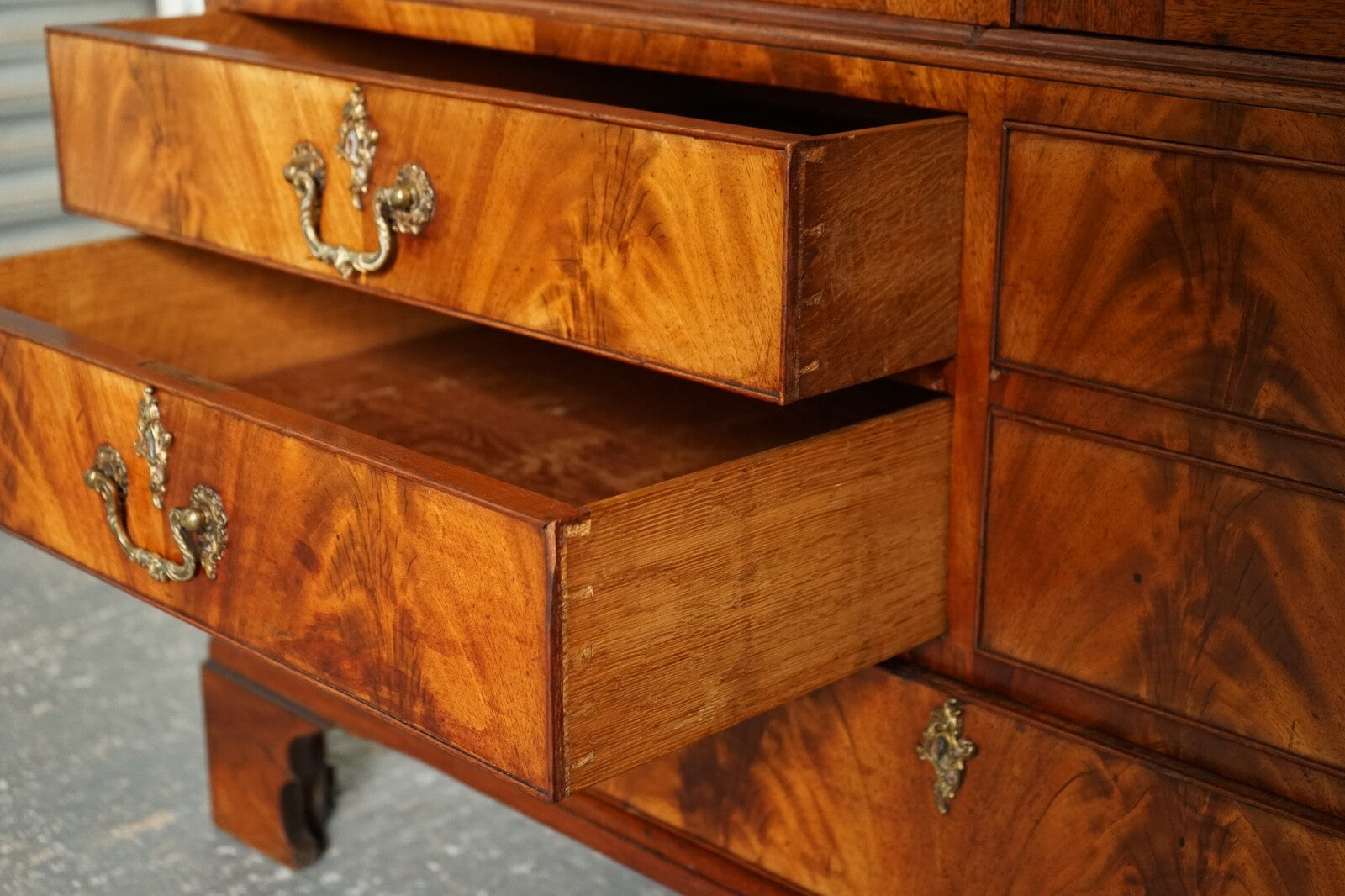 1800 ANTIQUE ENGLISH GEORGIAN FLAMED HARDWOOD LINEN PRESS WARDROBE ARMOIRE J1