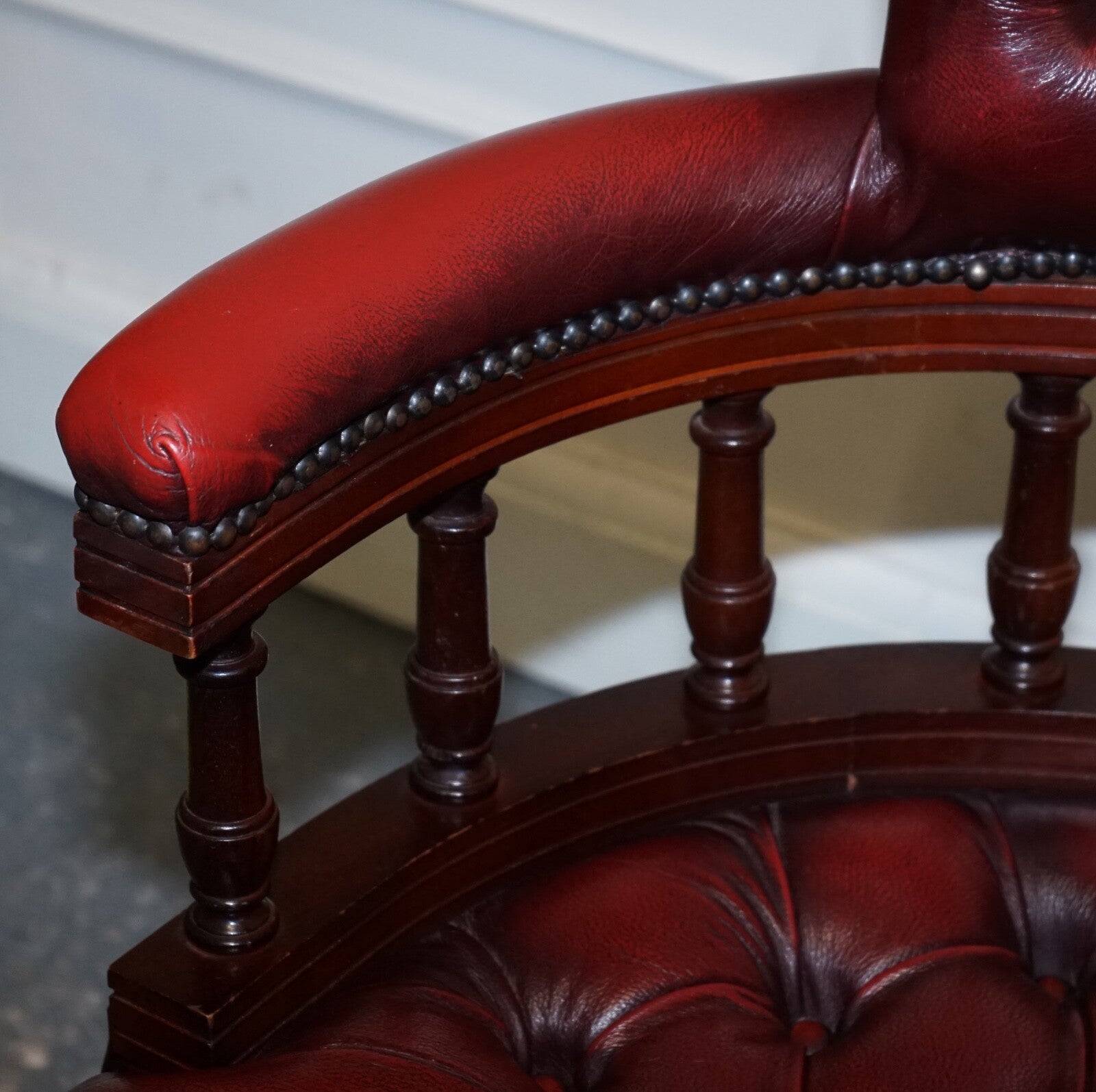 FINE 1950'S BURGUNDY CHESTERFIELD LEATHER CAPTAINS SWIVEL DESK CHAIR