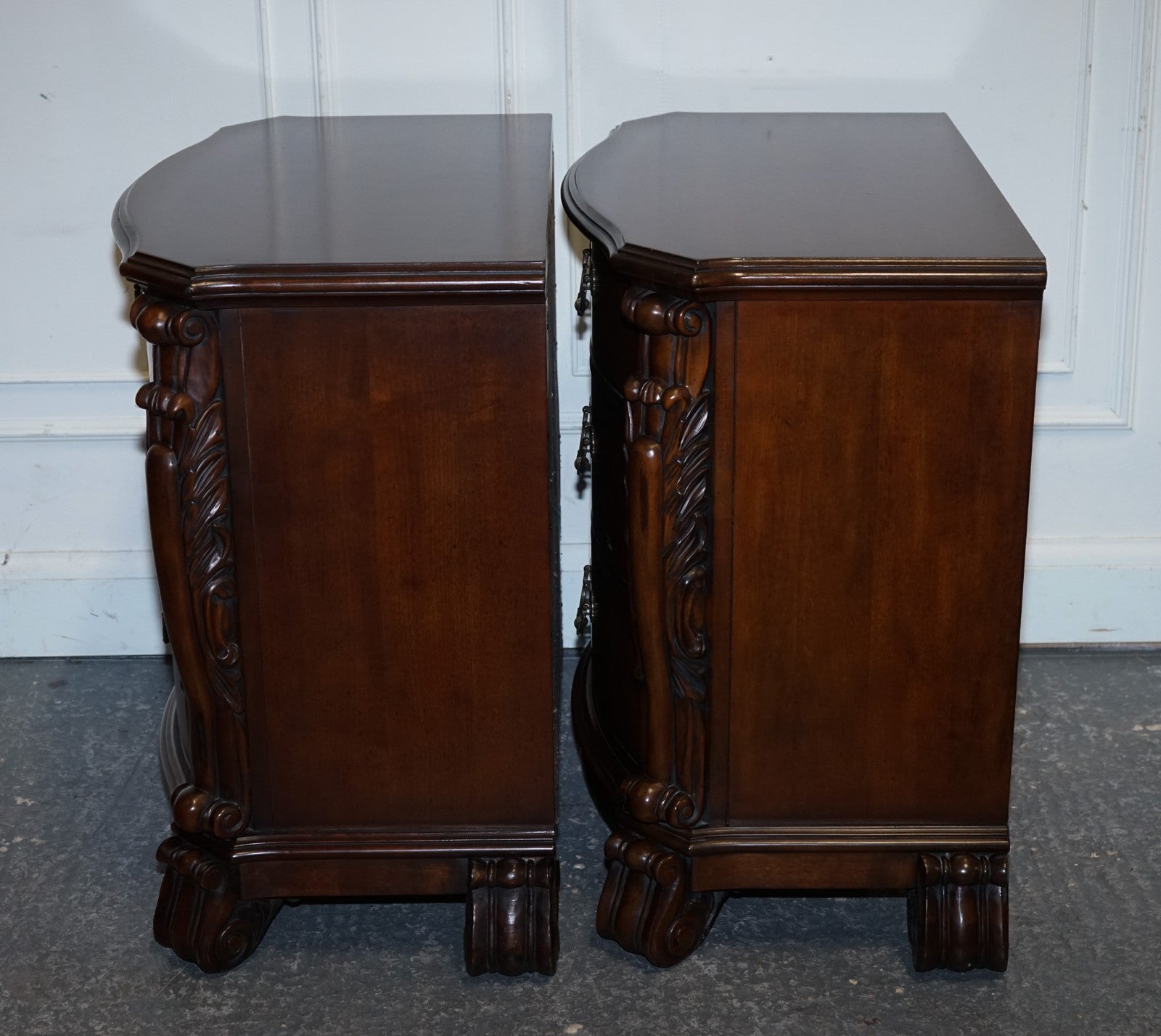 PAIR OF LARGE AMERICAN CHIPPENDALE STYLE NIGHTSTANDS BEDSIDE TABLES