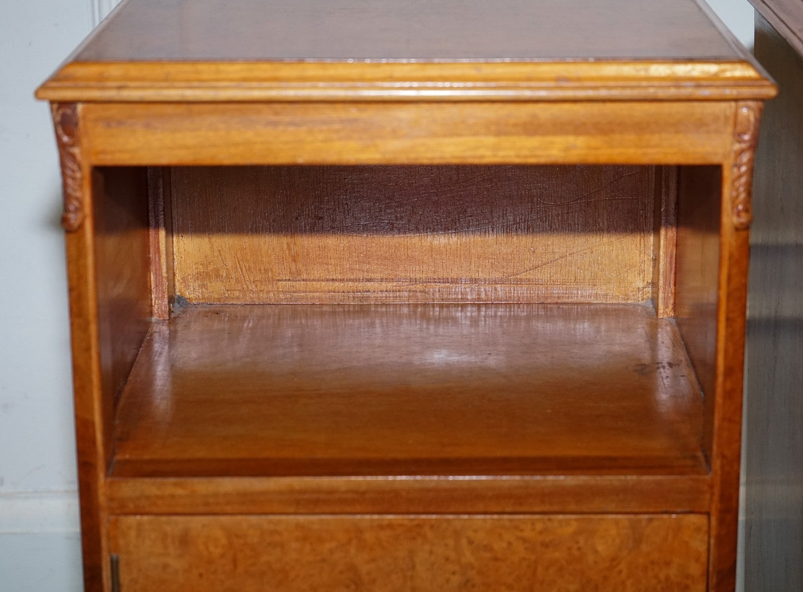 ANTIQUE PAIR OF ART DECO 1920'S LIGHT WALNUT  NIGHTSTANDS BEDSIDE TABLES