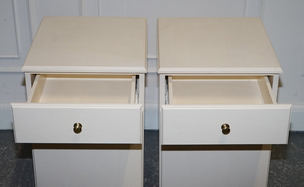 MINIMALIST PAIR OF PAINTED WHITE BEDSIDE CABINETS WITH BRASS KNOBS NIGHTSTANDS