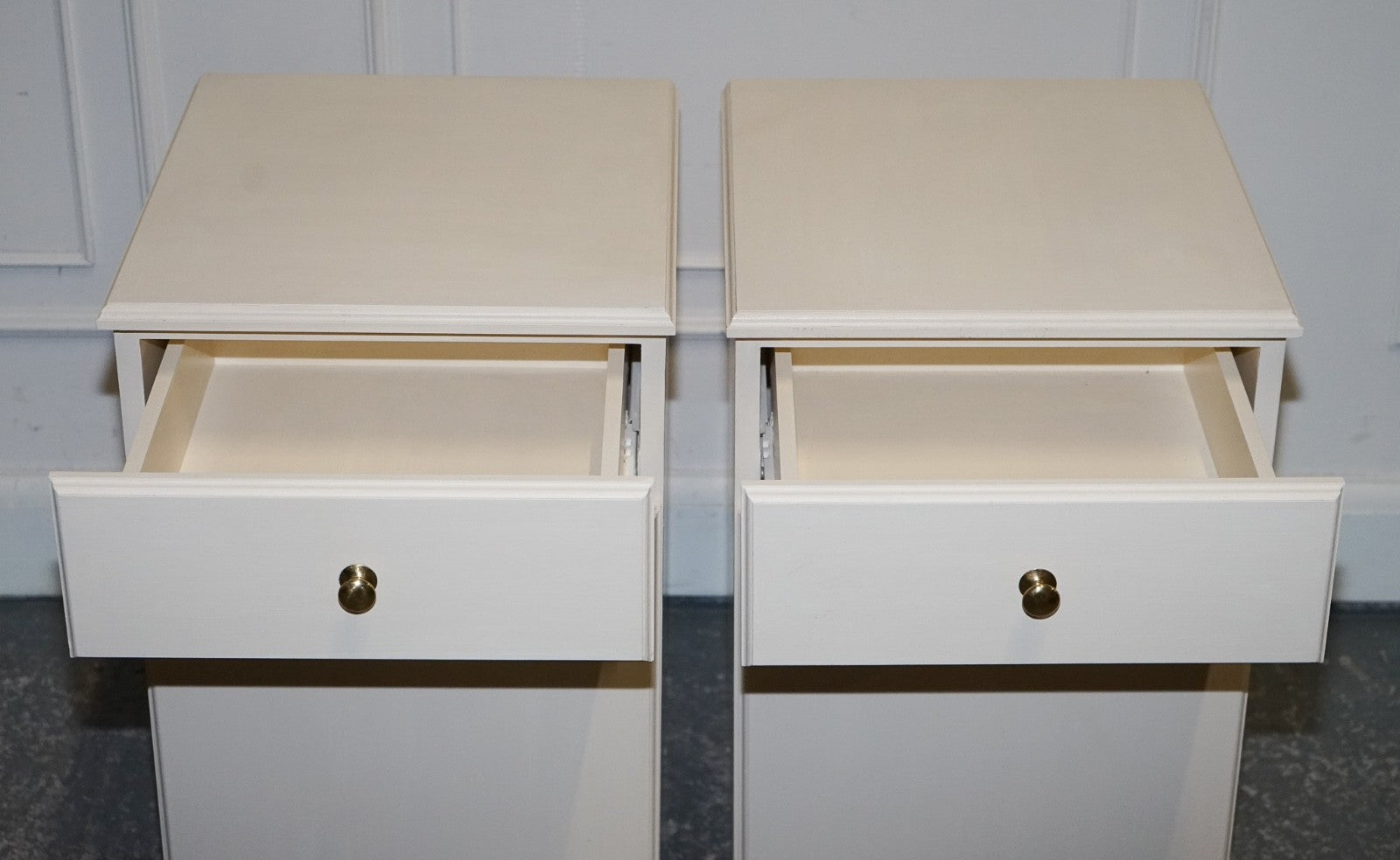MINIMALIST PAIR OF PAINTED WHITE BEDSIDE CABINETS WITH BRASS KNOBS NIGHTSTANDS