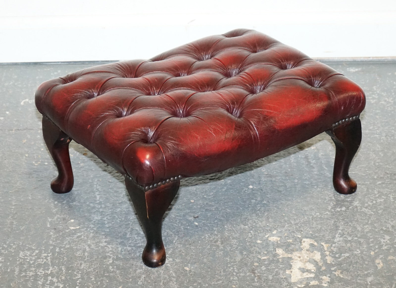 VINTAGE BURGUNDY LEATHER CHESTERFIELD QUEEN ANNE LEGS FOOTSTOOL