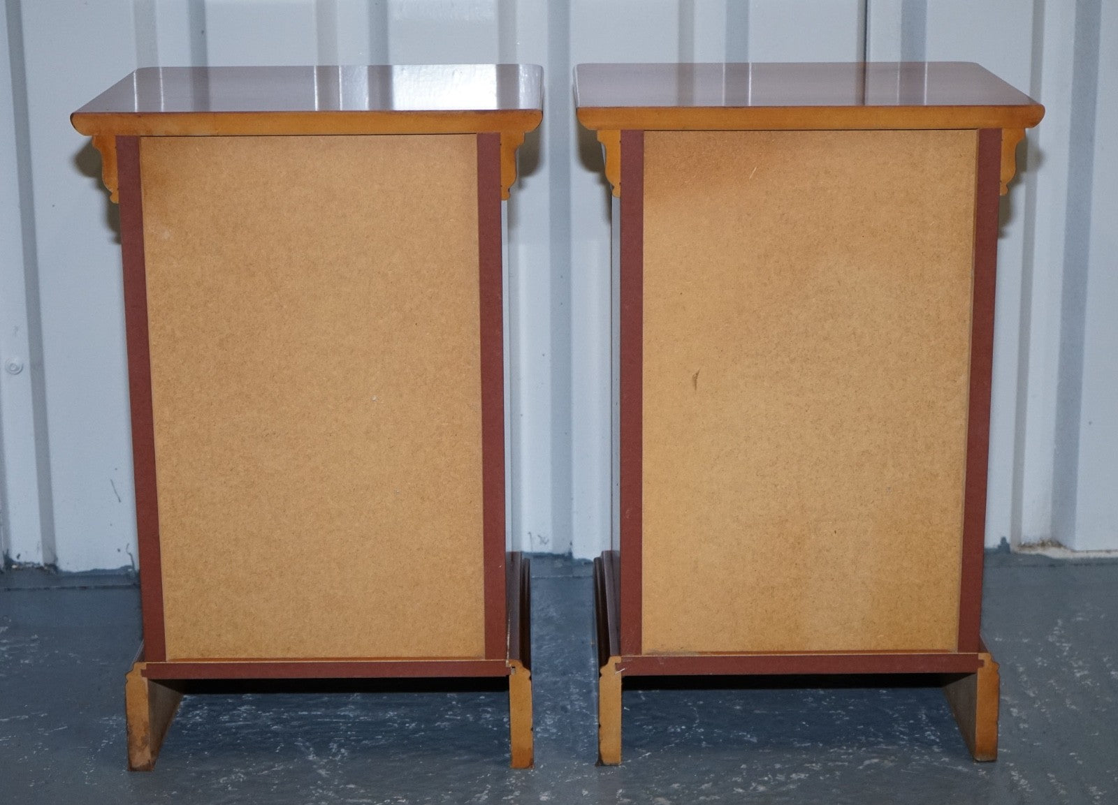 VINTAGE PAIR OF CHERRY WOOD FRENCH STYLE NIGHTSTANDS BEDSIDE TABLES