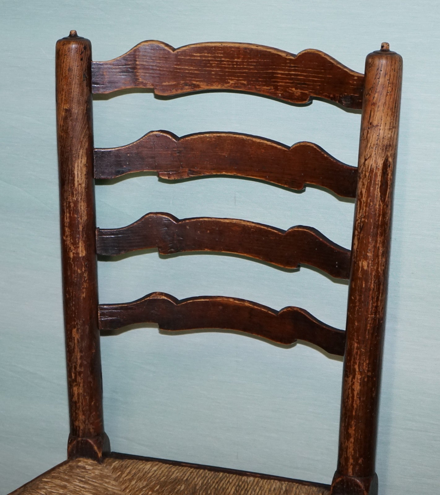 SET OF FOUR SOLID OAK COUNTRY HOUSE STRAW SEAT LADDER BACK DINING CHAIRS