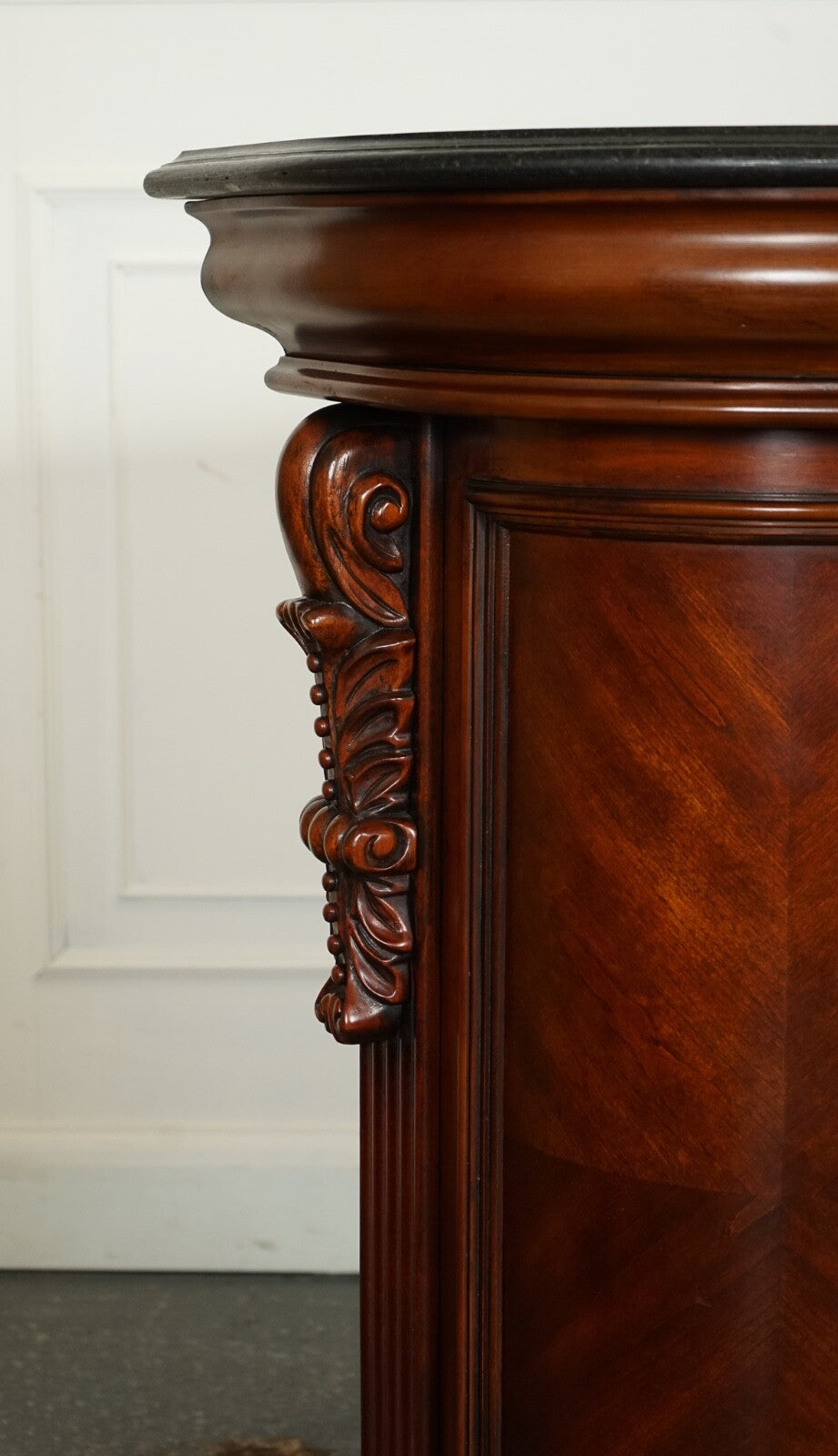 STUNNING HOWARD & MILLER STYLE AMERICAN BAR WITH GRANITE TOP & PAIR OF BARSTOOLS