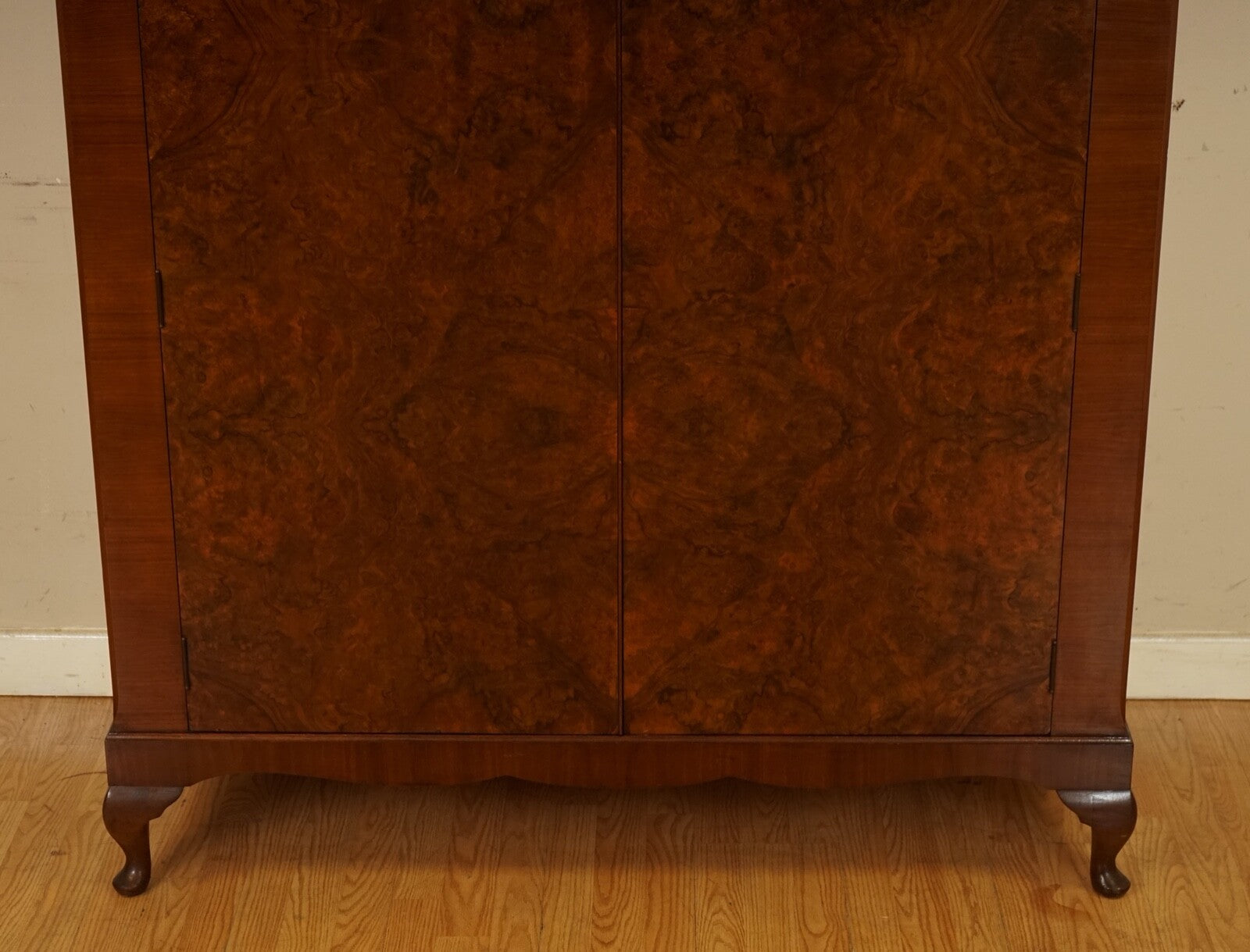 STUNNING MADE IN ENGLAND ART DECO BURR WALNUT DOUBLE WARDROBE