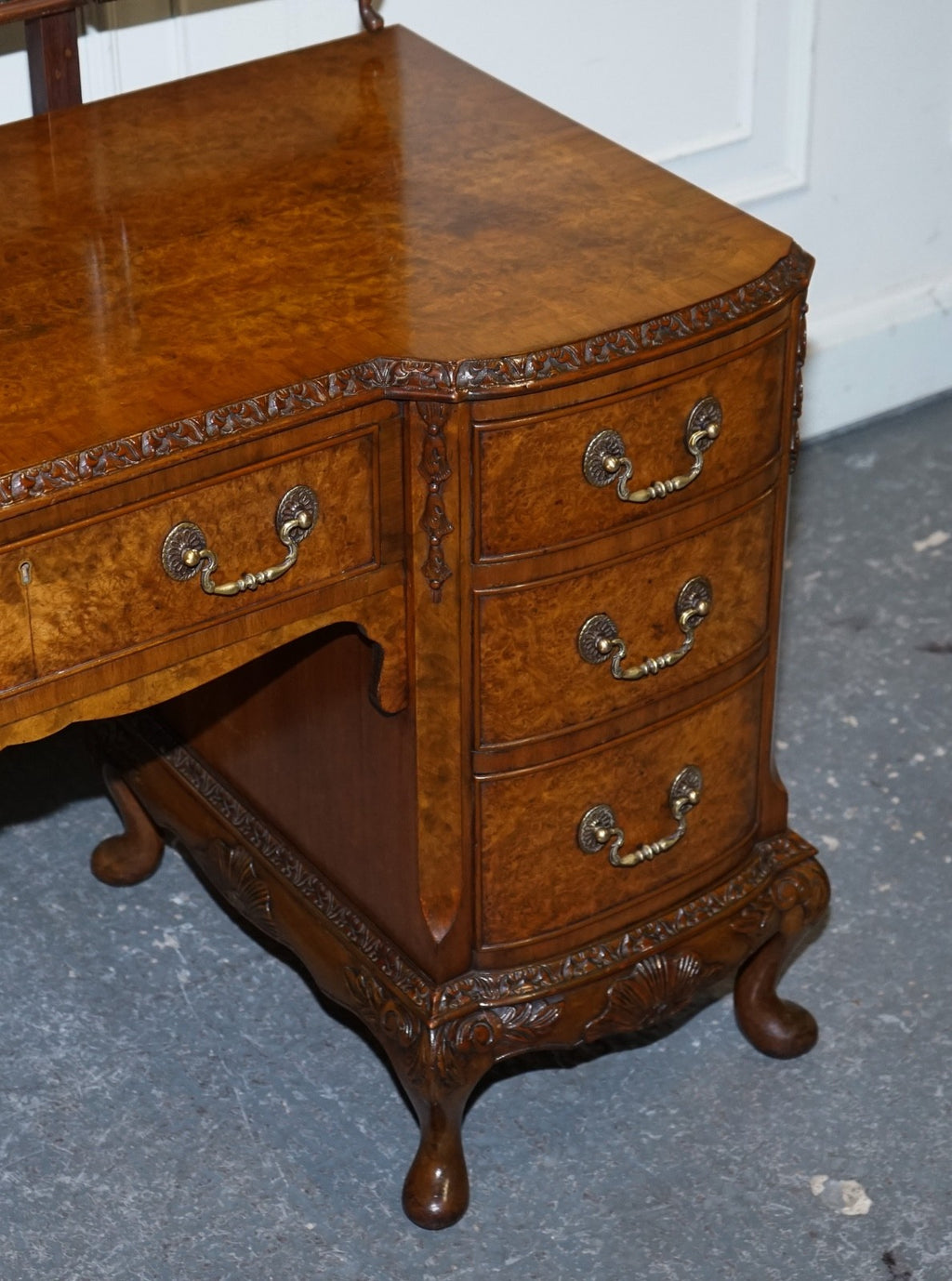 FINE ANTIQUE 1920'S BURR WALNUT HAND CARVED DRESSING TABLE WITH  FOLDING MIRRORS