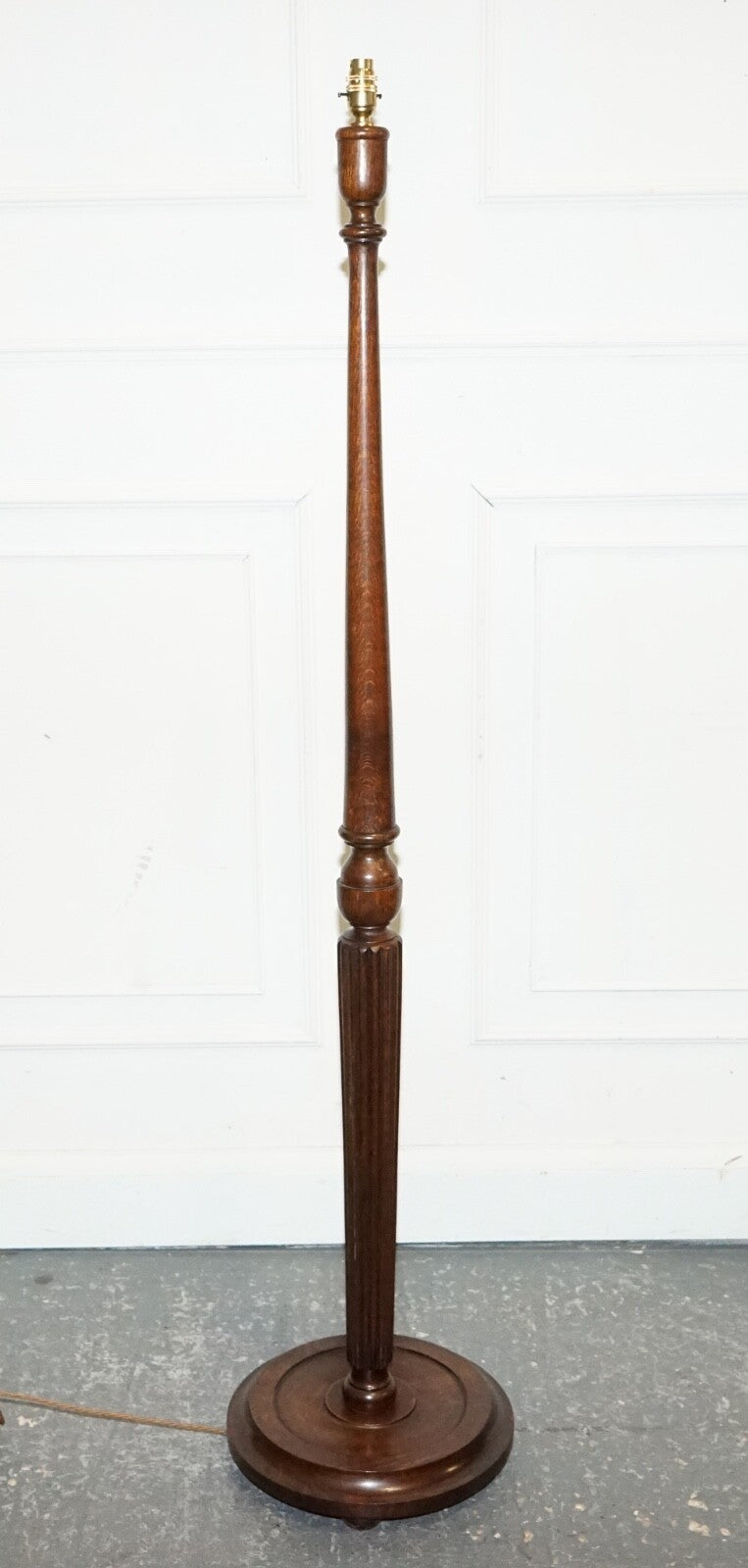 ANTIQUE TRADITIONAL OAK STANDARD FLOOR LAMP