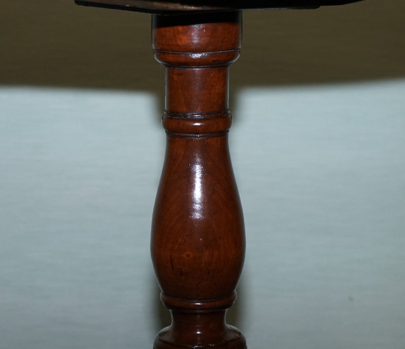 VICTORIAN HARDWOOD TILT TOP TRIPOD TABLE ROUND SIDE OR WiNE TABLE