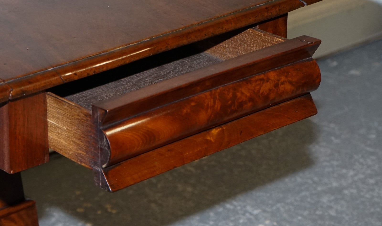 1820s RESTORED ENGLISH ANTIQUE PEDESTAL PEMBROKE DROP LEAF TABLE WITH DRAWER