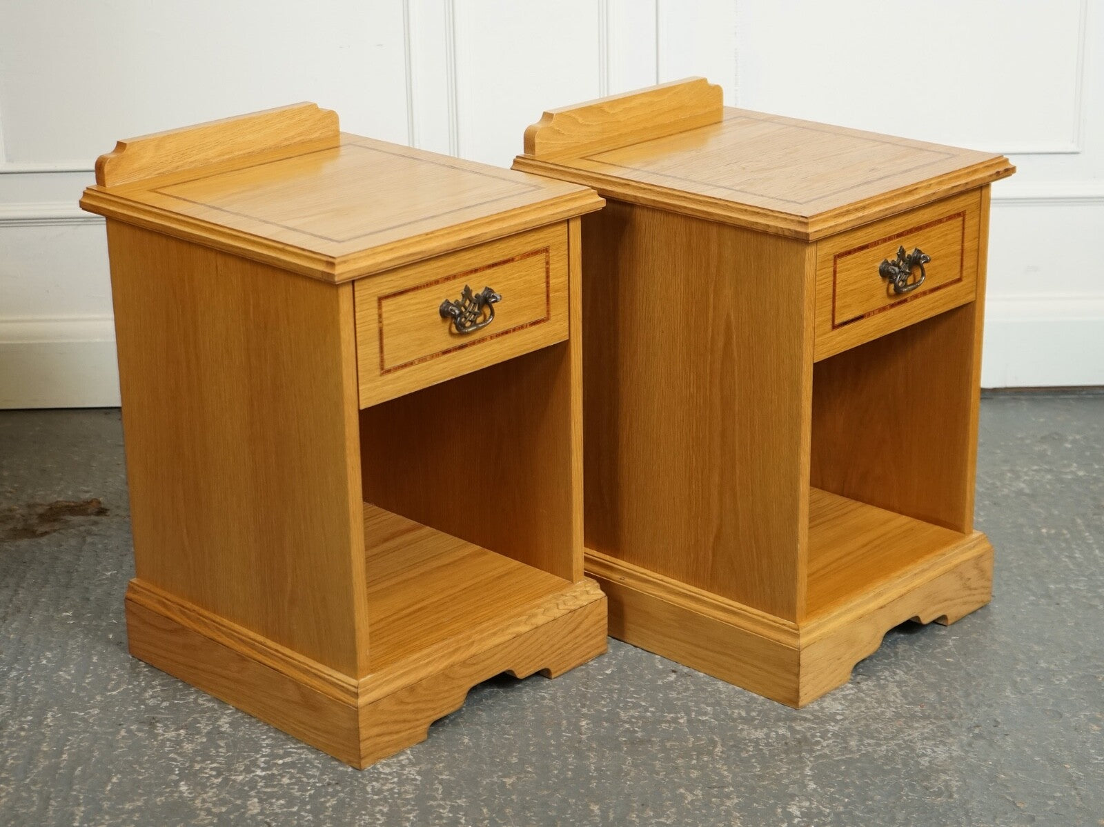 VINTAGE PAIR OF OAK KEATS BEDSIDE NIGHTSTAND CABINET MADE BY CURTIS FURNITURE J1