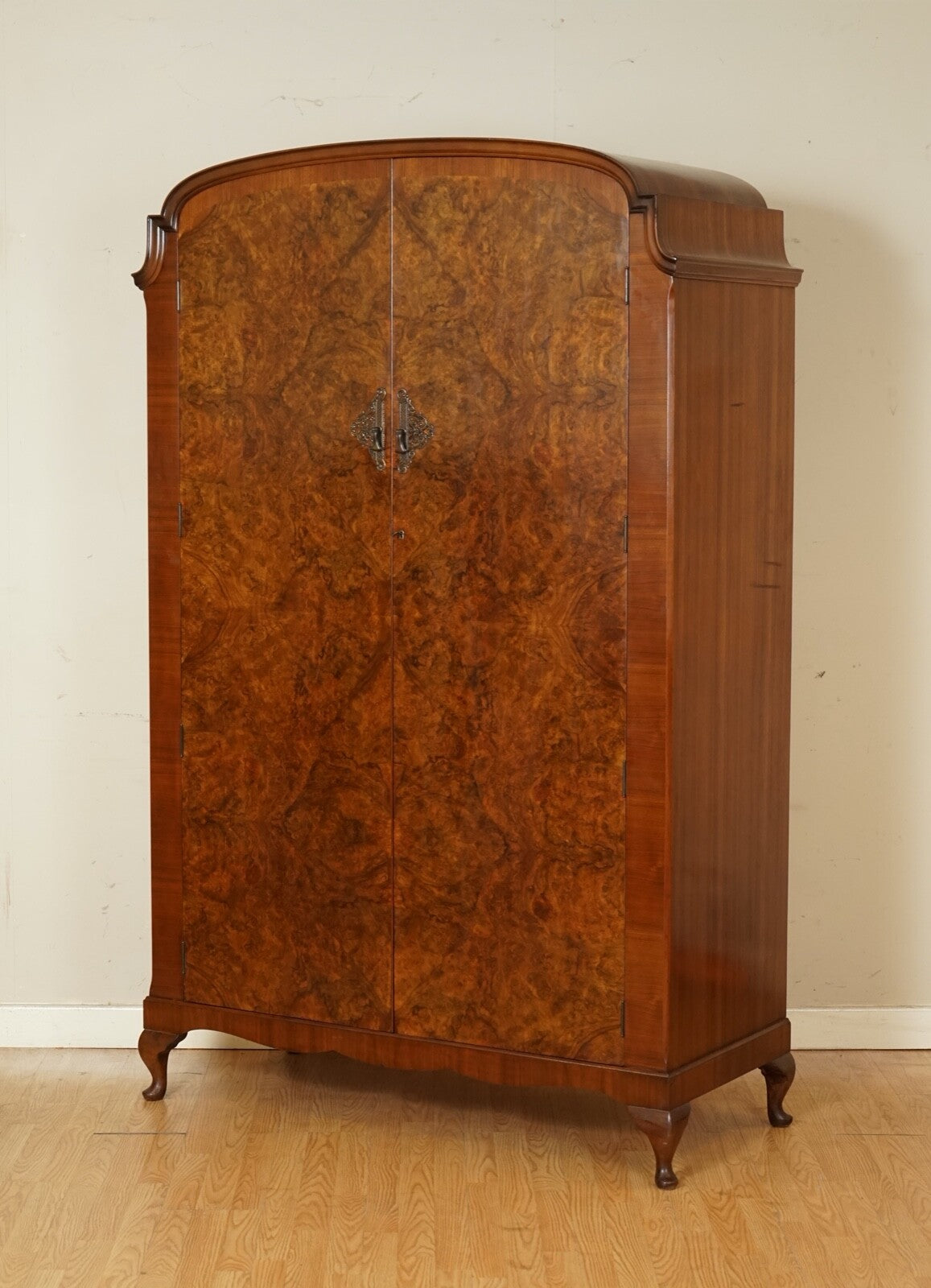STUNNING MADE IN ENGLAND ART DECO BURR WALNUT DOUBLE WARDROBE