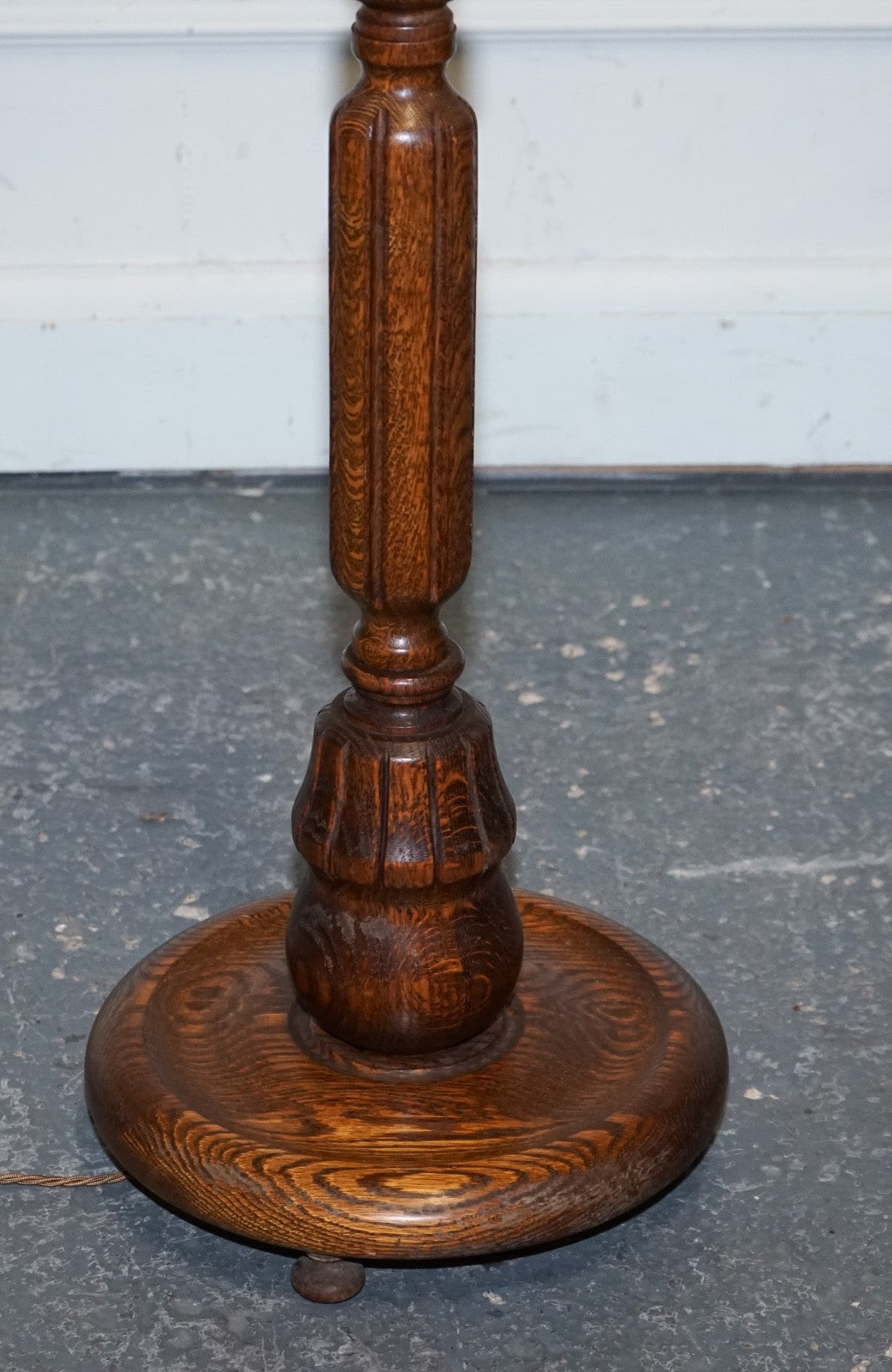 ANTIQUE CIRCA 1910 SOLID OAK STANDARD FLOOR LAMP WITH ROUND BASE
