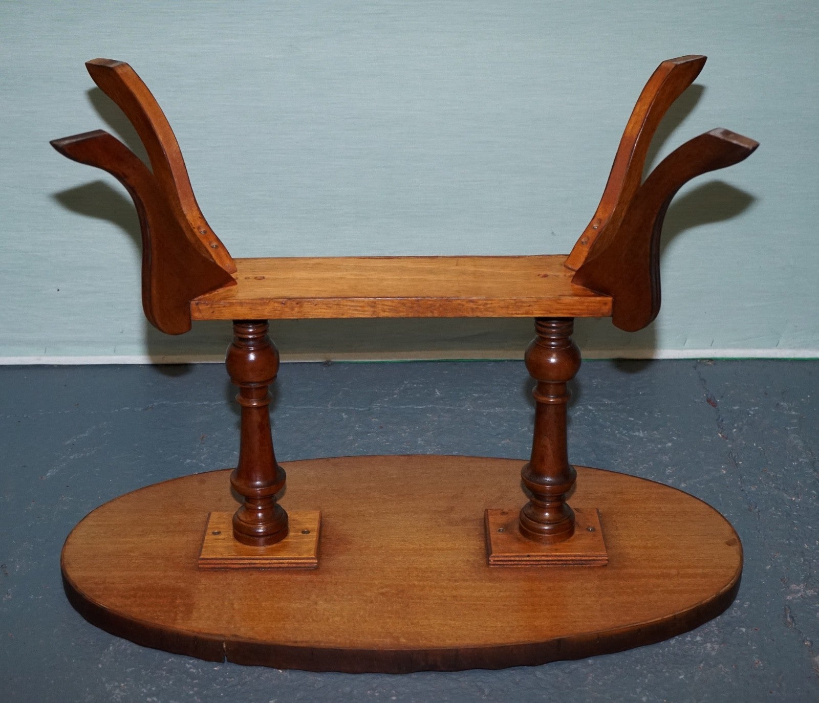 VINTAGE OVAL SCALLOPED EDGE OCCASIONAL SIDE TABLE