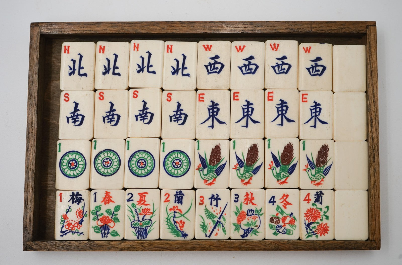 ANTIQUE 1920'S MAHJONG SET WITH ORIGINAL WOODEN BOX BONE & BAMBOO 144 TILES