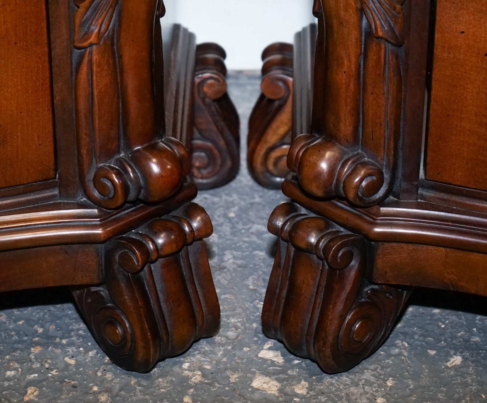 PAIR OF LARGE AMERICAN CHIPPENDALE STYLE NIGHTSTANDS BEDSIDE TABLES