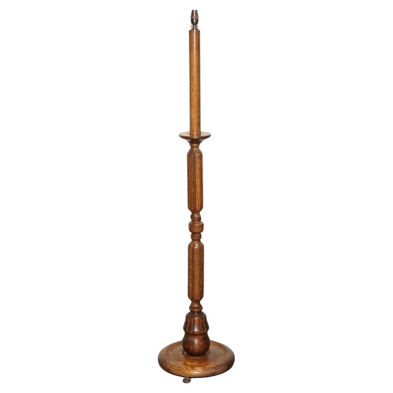 ANTIQUE CIRCA 1910 SOLID OAK STANDARD FLOOR LAMP WITH ROUND BASE