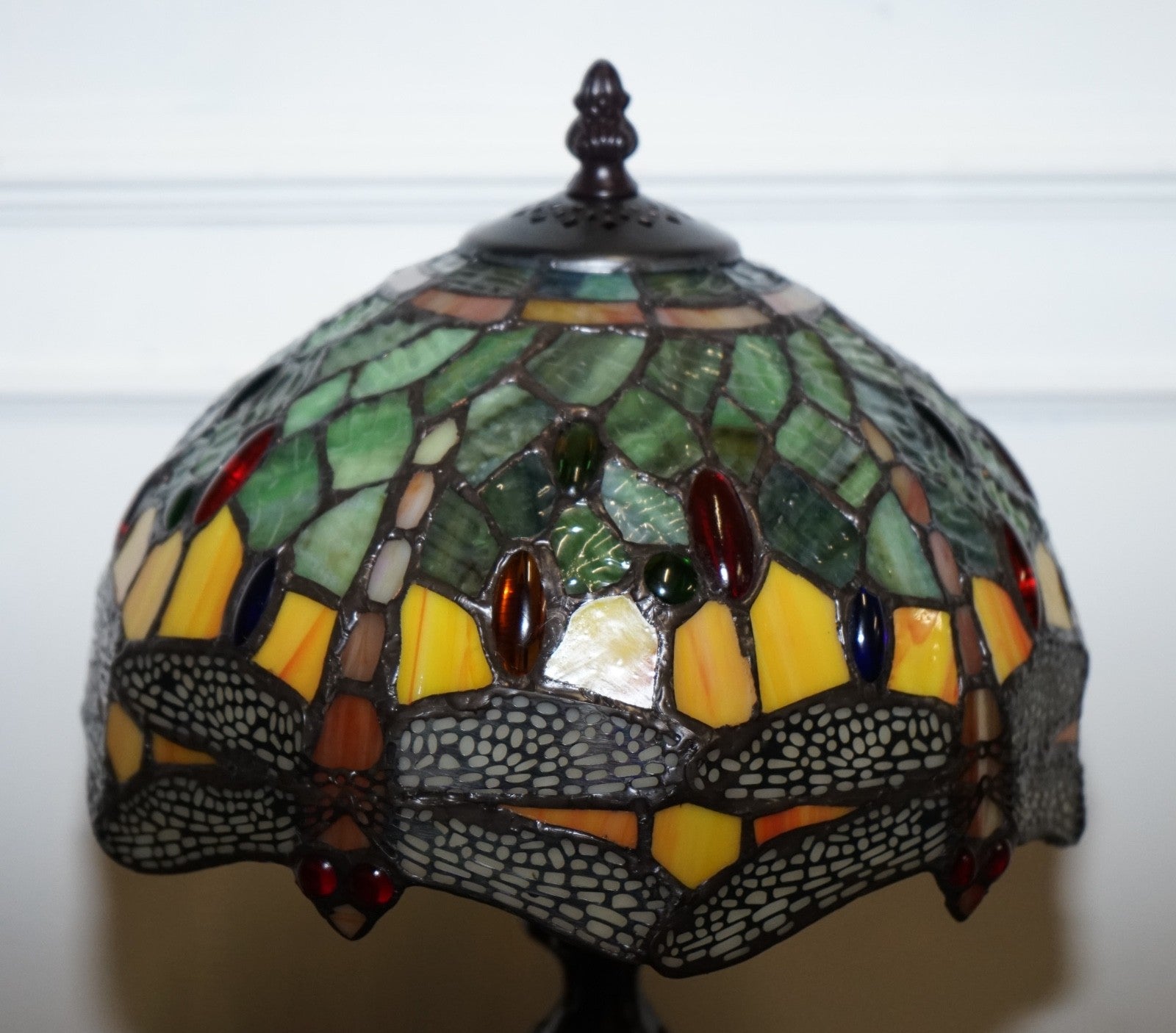VINTAGE TIFFANY STYLE STAINED COLOURFUL GLASS WITH DRAGONFLY TABLE LAMP