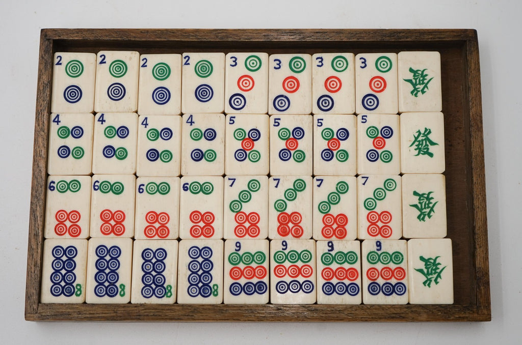 ANTIQUE 1920'S MAHJONG SET WITH ORIGINAL WOODEN BOX BONE & BAMBOO 144 TILES