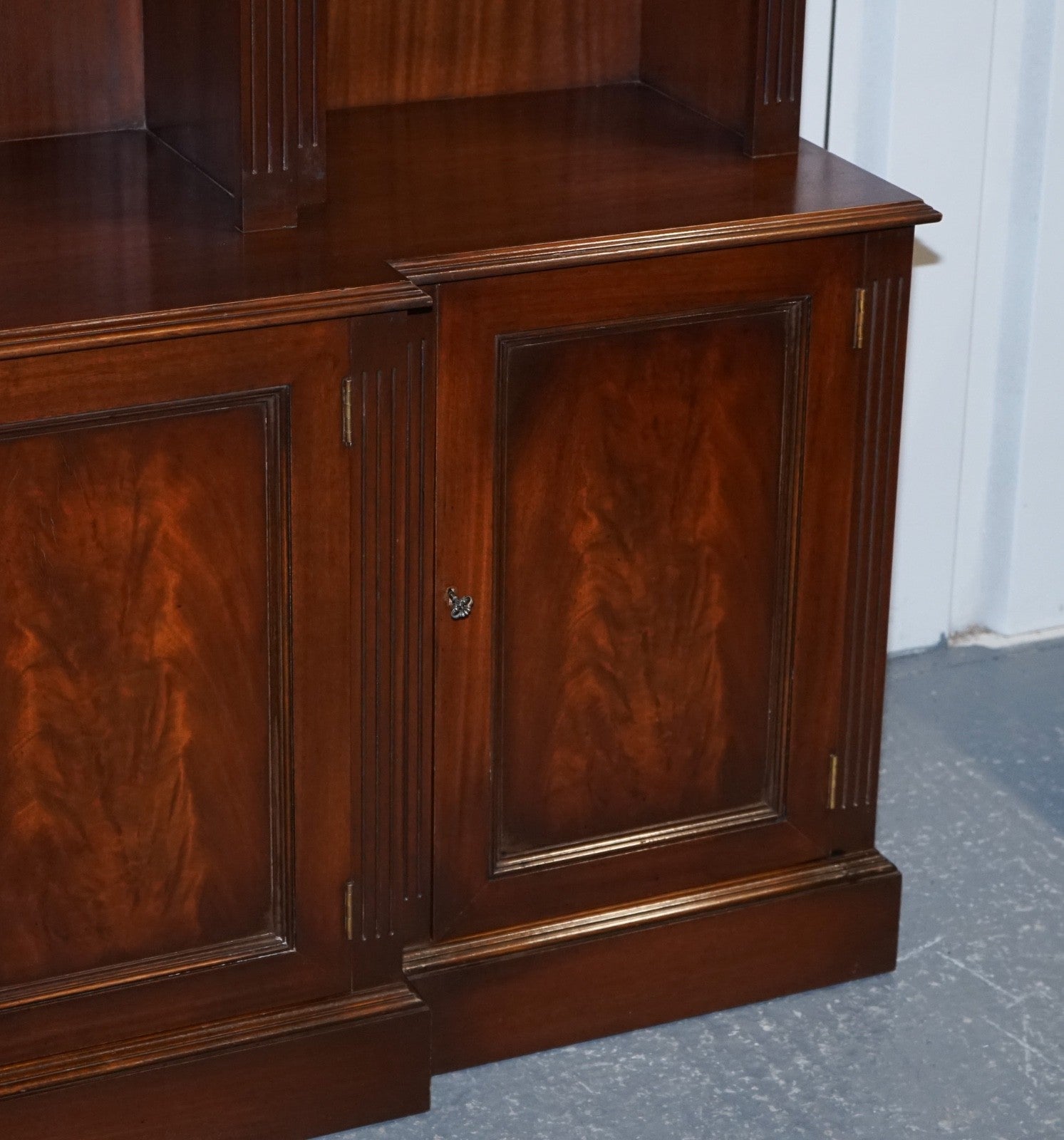 REGENCY STYLE BREAKFRONT OPEN BOOKCASE DISPLAY CABINET SHELVES & CUPBOARDS