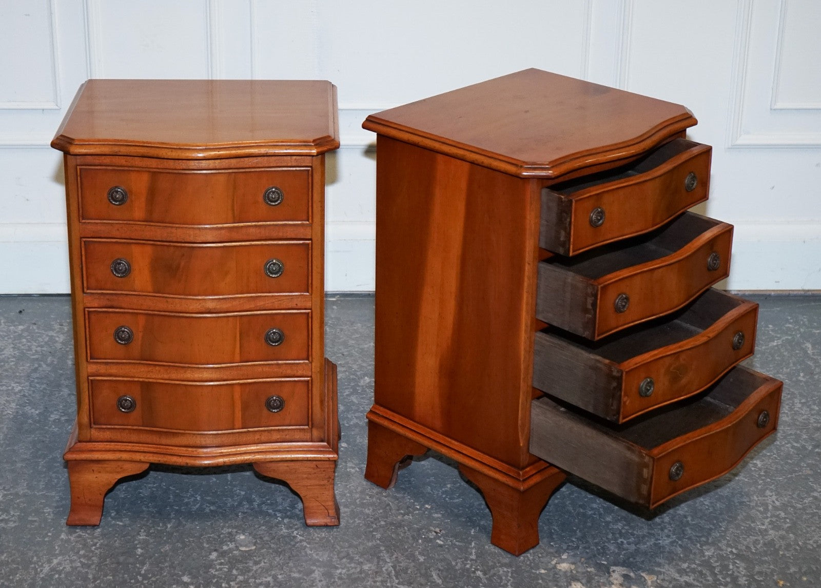 COMPACT SERPENTINE FRONT PAIR OF GEORGIAN STYLE YEW WOOD BEDSIDE NiGHTSTANDS