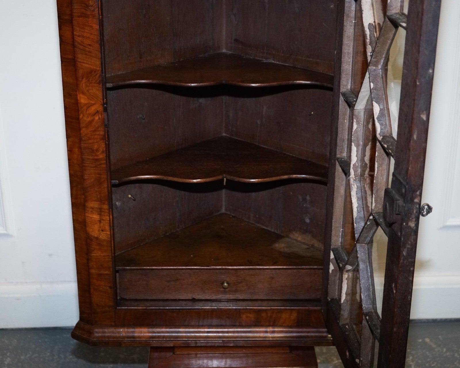 GEORGIAN CORNER HANGING DISPLAY CABINET BOOKCASE GLAZED DOOR DRAWER INSIDE